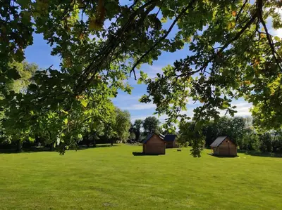 Jardin de l'établissement Chalets et cabane perchée 