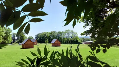 Jardin de l'établissement Chalets et cabane perchée 