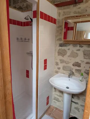 Salle de bains dans l'établissement Gîte au calme, nature et confort Creuse