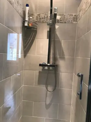 Salle de bains dans l'établissement Logement à Brive, proche centre-ville et gare, avec climatisation - internet fibre - Stationnements gratuit