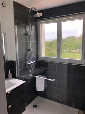Salle de bains dans l'établissement Logement à Brive proche centre-ville et campagne - climatisation, Wifi, coin exterieur et parking privés