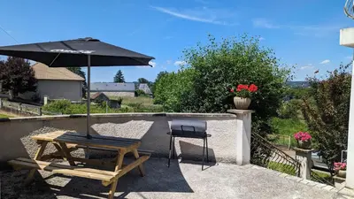 Jardin de l'établissement Logement à Brive proche centre-ville et campagne - climatisation, Wifi, coin exterieur et parking privés