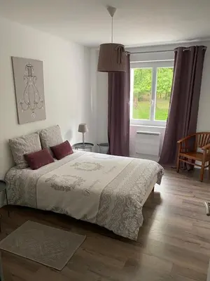 Un ou plusieurs lits dans un hébergement de l'établissement Logement à Brive proche centre-ville et campagne - climatisation, Wifi, coin exterieur et parking privés