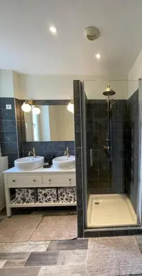 Salle de bains dans l'établissement Logement à Brive avec terrasse et climatisation près du centre-ville et de la gare - Fibre internet et stationnements gratuits