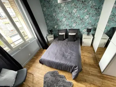 Un ou plusieurs lits dans un hébergement de l'établissement Logement à Brive avec terrasse et climatisation près du centre-ville et de la gare - Fibre internet et stationnements gratuits