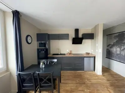 Cuisine ou kitchenette dans l'établissement Logement à Brive avec terrasse et climatisation près du centre-ville et de la gare - Fibre internet et stationnements gratuits