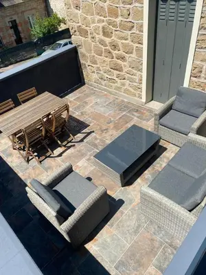 Coin salon dans l'établissement Logement à Brive avec terrasse et climatisation près du centre-ville et de la gare - Fibre internet et stationnements gratuits