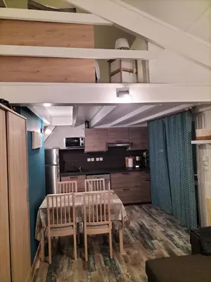 Cuisine ou kitchenette dans l'établissement Au bord du lac