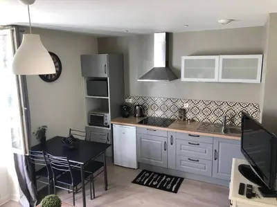 Cuisine ou kitchenette dans l'établissement Logement à Brive - proche de la gare et du centre ville - Climatisation - fibre internet - stationnements gratuits