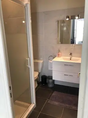 Salle de bains dans l'établissement Logement à Brive - proche de la gare et du centre ville - Climatisation - fibre internet - stationnements gratuits