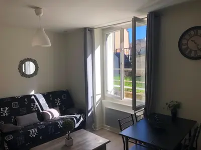 Coin salon dans l'établissement Logement à Brive - proche de la gare et du centre ville - Climatisation - fibre internet - stationnements gratuits