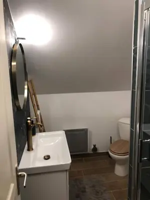 Salle de bains dans l'établissement Logement à Brive, près du centre-ville et de la gare - Climatisation, fibre internet et stationnement gratuit