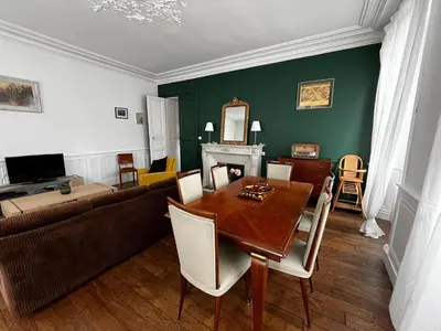 Télévision ou salle de divertissement dans l'établissement La Villa Louana 2 Charme de l'ancien au cœur de ville