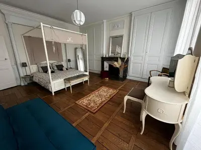 Un ou plusieurs lits dans un hébergement de l'établissement La Villa Louana 2 Charme de l'ancien au cœur de ville