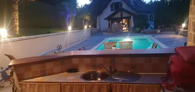 Piscine de l'établissement Chambre d'hôtes un petit coin de paradis en Corrèze ou située à proximité