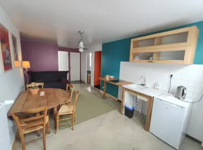 Cuisine ou kitchenette dans l'établissement Le Cactus Orange Appartement 2 à 4 personnes avec entrée indépendante