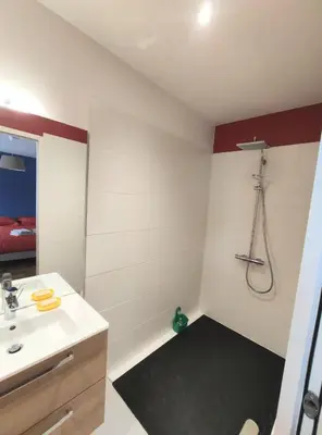 Salle de bains dans l'établissement Le Cactus Orange Chambre d'hôte entrée indépendante
