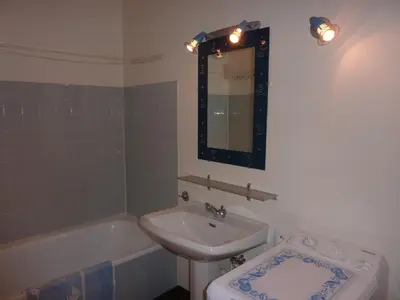 Salle de bains dans l'établissement T2 avec Balcon et Parking Privatif au Mont-Dore - FR-1-608-212