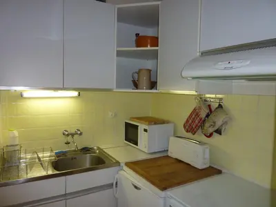 Cuisine ou kitchenette dans l'établissement T2 avec Balcon et Parking Privatif au Mont-Dore - FR-1-608-212