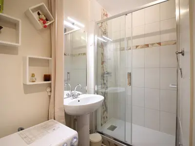 Salle de bains dans l'établissement Mont-Dore : T2 avec balcon, parking, wifi - FR-1-608-130