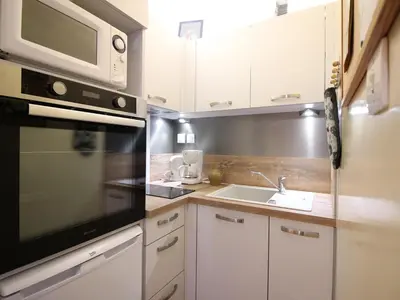 Cuisine ou kitchenette dans l'établissement Mont-Dore : T2 avec balcon, parking, wifi - FR-1-608-130