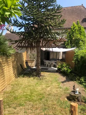 Jardin de l'établissement Le pigeonnier maison de caractère logement 4 personnes La maisonnette rénovée logement 2 personnes