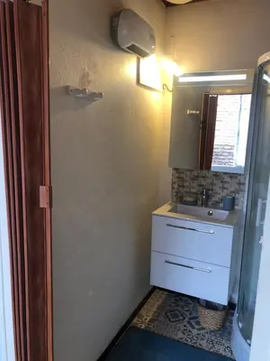 Salle de bains dans l'établissement Le pigeonnier maison de caractère logement 4 personnes La maisonnette rénovée logement 2 personnes