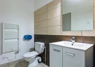 Salle de bains dans l'établissement Kamea Club La Gironie
