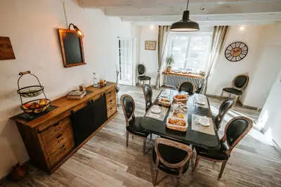 Coin salon dans l'établissement Relais des combrailles