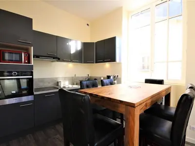 Cuisine ou kitchenette dans l'établissement Charmant T2 Hyper Centre avec Balcon et WIFI - FR-1-608-225