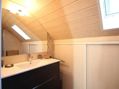 Salle de bains dans l'établissement Le Mont-Dore : Chalet 4 chambres avec garage et terrasse - FR-1-608-223