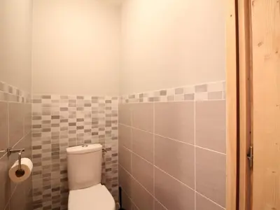 Salle de bains dans l'établissement Le Mont-Dore : Chalet 4 chambres avec garage et terrasse - FR-1-608-223