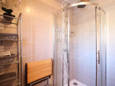 Salle de bains dans l'établissement Le Mont-Dore : Chalet 4 chambres avec garage et terrasse - FR-1-608-223