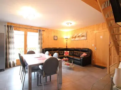 Coin salon dans l'établissement Le Mont-Dore : Chalet 4 chambres avec garage et terrasse - FR-1-608-223