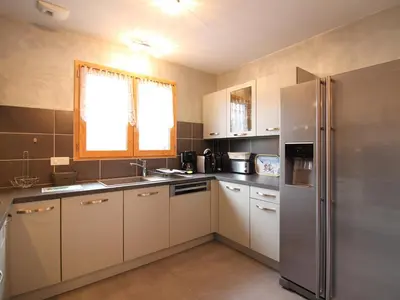 Cuisine ou kitchenette dans l'établissement Le Mont-Dore : Chalet 4 chambres avec garage et terrasse - FR-1-608-223