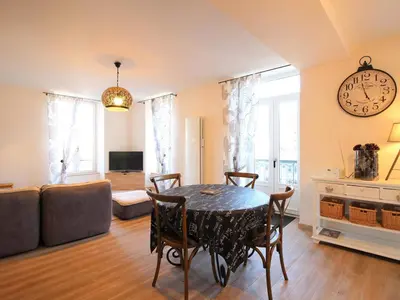 Coin salon dans l'établissement T3 à La Bourboule avec parking et WiFi - Idéal pour 4 personnes - FR-1-608-226