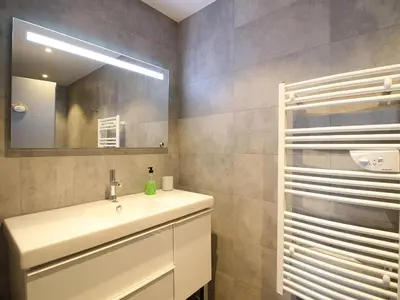Salle de bains dans l'établissement T3 à La Bourboule avec parking et WiFi - Idéal pour 4 personnes - FR-1-608-226