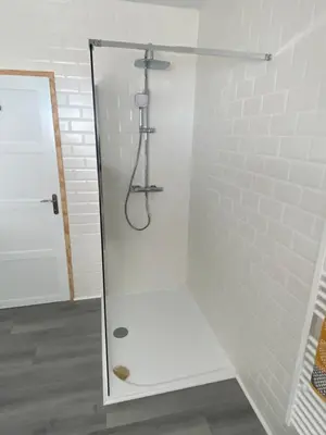 Salle de bains dans l'établissement Maison de Montgibaud