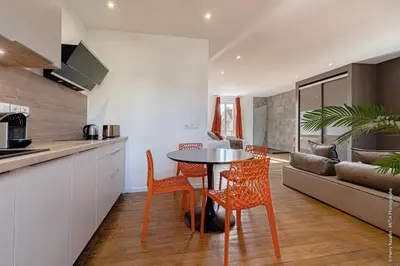 Cuisine ou kitchenette dans l'établissement Les Suites Locarno, Parking-Proche gare