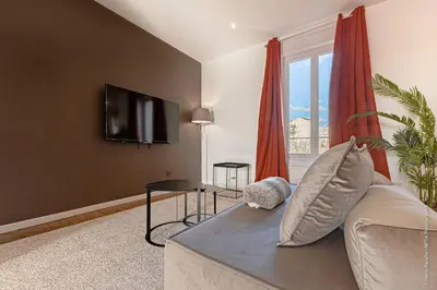 Télévision ou salle de divertissement dans l'établissement Les Suites Locarno, Parking-Proche gare