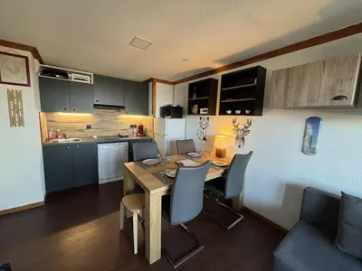 Cuisine ou kitchenette dans l'établissement Lama-Gîte-des-Puys T3 Lamadalet, vue sud, terrasse, parking privé