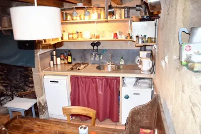Cuisine ou kitchenette dans l'établissement Maison charmante à Meyrignac-l'Église avec cheminée