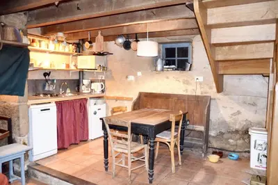 Cuisine ou kitchenette dans l'établissement Maison charmante à Meyrignac-l'Église avec cheminée