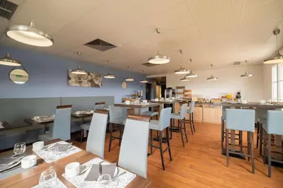 Restaurant ou autre lieu de restauration dans l'établissement Brit Hotel Confort - La Tour Blanche