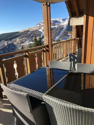 Balcon ou terrasse dans l'établissement Lama-Gîte-des-Puys T3 Lamado vue époustouflante sud avec grande terrasse