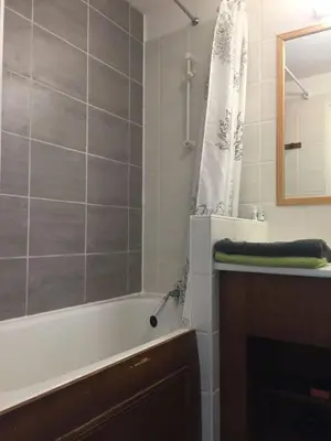 Salle de bains dans l'établissement Lama-Gîte-des-Puys T3 Lamado vue époustouflante sud avec grande terrasse