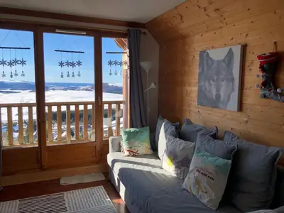 Coin salon dans l'établissement Lama-Gîte-des-Puys T3 Lamado vue époustouflante sud avec grande terrasse