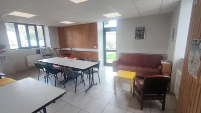 Coin salon dans l'établissement Gite étape la Belle étoile de Flayat