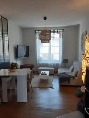 Télévision ou salle de divertissement dans l'établissement Maison de ville chaleureuse