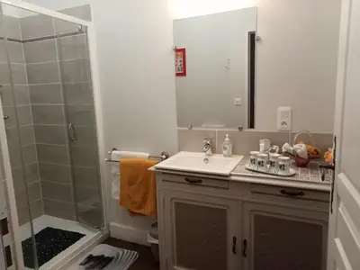Salle de bains dans l'établissement MAISON GAY LUSSAC St LEONARD DE NOBLAT